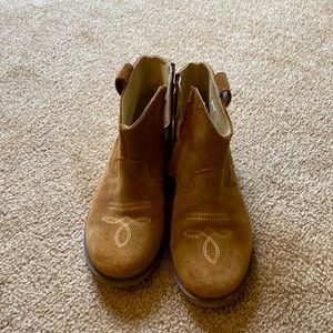 Great pair of Girls “Cowgirl” boots. Ankle high, suede brown worn once. Size 13.